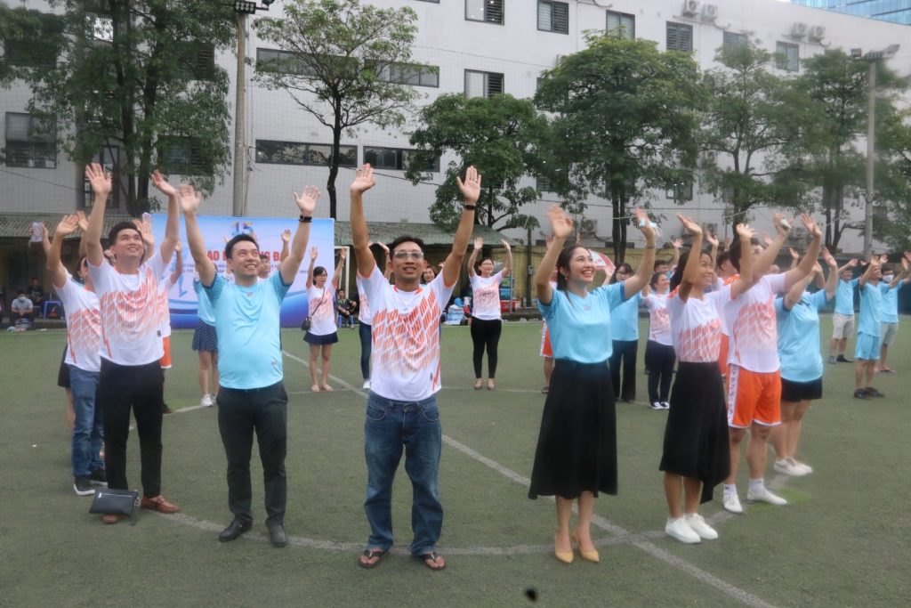  Đoàn Thanh niên PV Power đứng tạo hình chữ POW trên sân