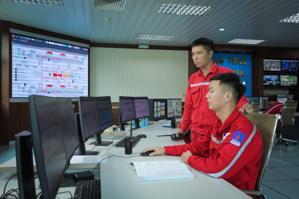  Người lao động PV Power tại Nhà máy điện Cà Mau