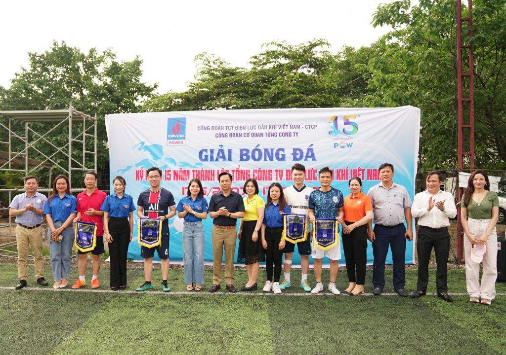  Đại diện Lãnh đạo PV Power trao cờ lưu niệm cho các đội tham gia