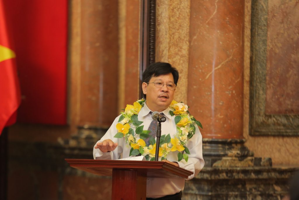  Kỹ sư Nguyễn Xuân Quang - Xí nghiệp Địa vật lý giếng khoan, Liên doanh Việt-Nga Vietsovpetro báo cáo tại buổi gặp mặt