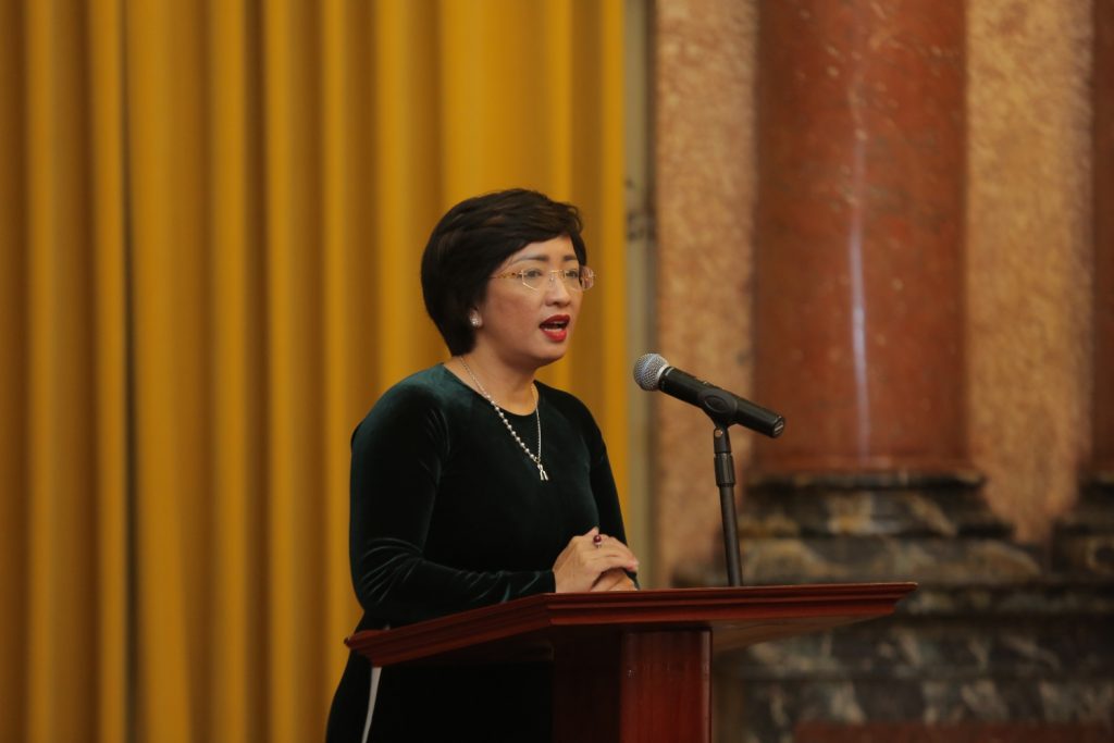  Đồng chí Nguyễn Thị Xuân Hồng - Chủ tịch Công đoàn Ban QLDA ĐLDK Sông Hậu 1 báo cáo tại buổi gặp mặt