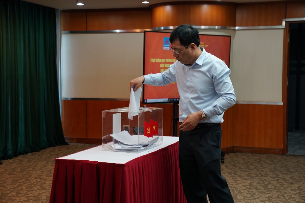  Hội nghị lấy ý kiến bằng hình thức bỏ phiếu kín