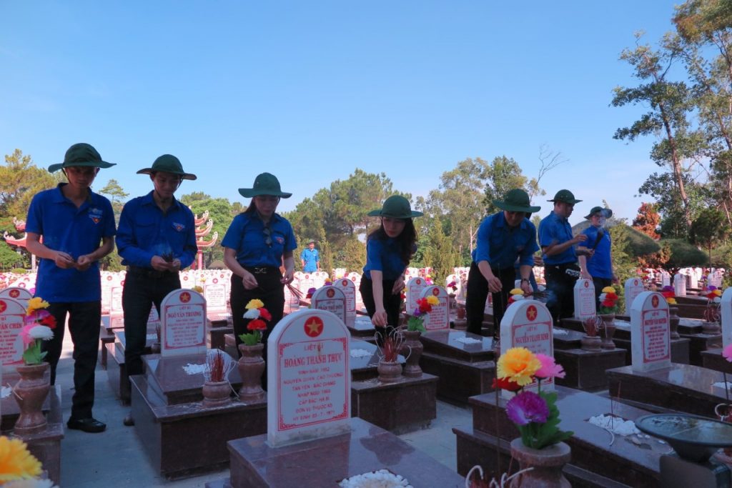  Đoàn viên PV Power thắp hương mộ các liệt sỹ