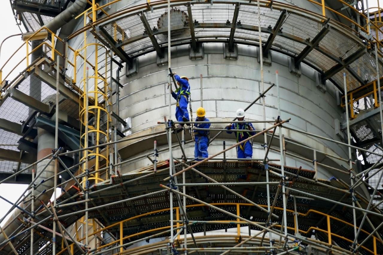 </a> Nhà thầu khẩn trương tháo dỡ giàn giáo tại Tháp tách chính T1501 phân xưởng RFCC, Nhà máy lọc dầu Dung Quất.