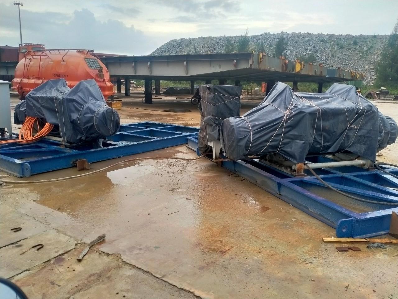 </a> Trang thiết bị tại DQS được chằng buộc, phủ bạt kỹ càng chuẩn bị phòng chống bão.