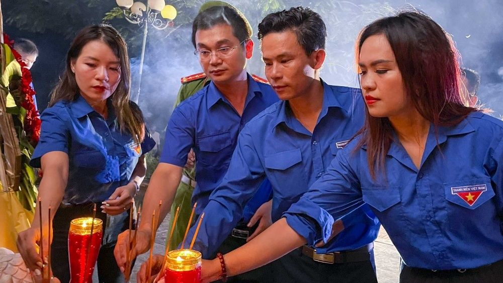 Tuổi trẻ BSR và PV Power kết hợp thực hiện thắp nến tri ân các anh hùng liệt sĩ tại huyện Bình Sơn, Quảng Ngãi