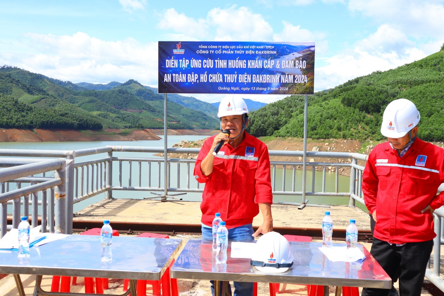 Ông Nguyễn Duy Nghĩa - Trưởng phòng Kỹ thuật - An toàn cùng các nhân viên vận hành thực hiện diễn tập các tình huống.