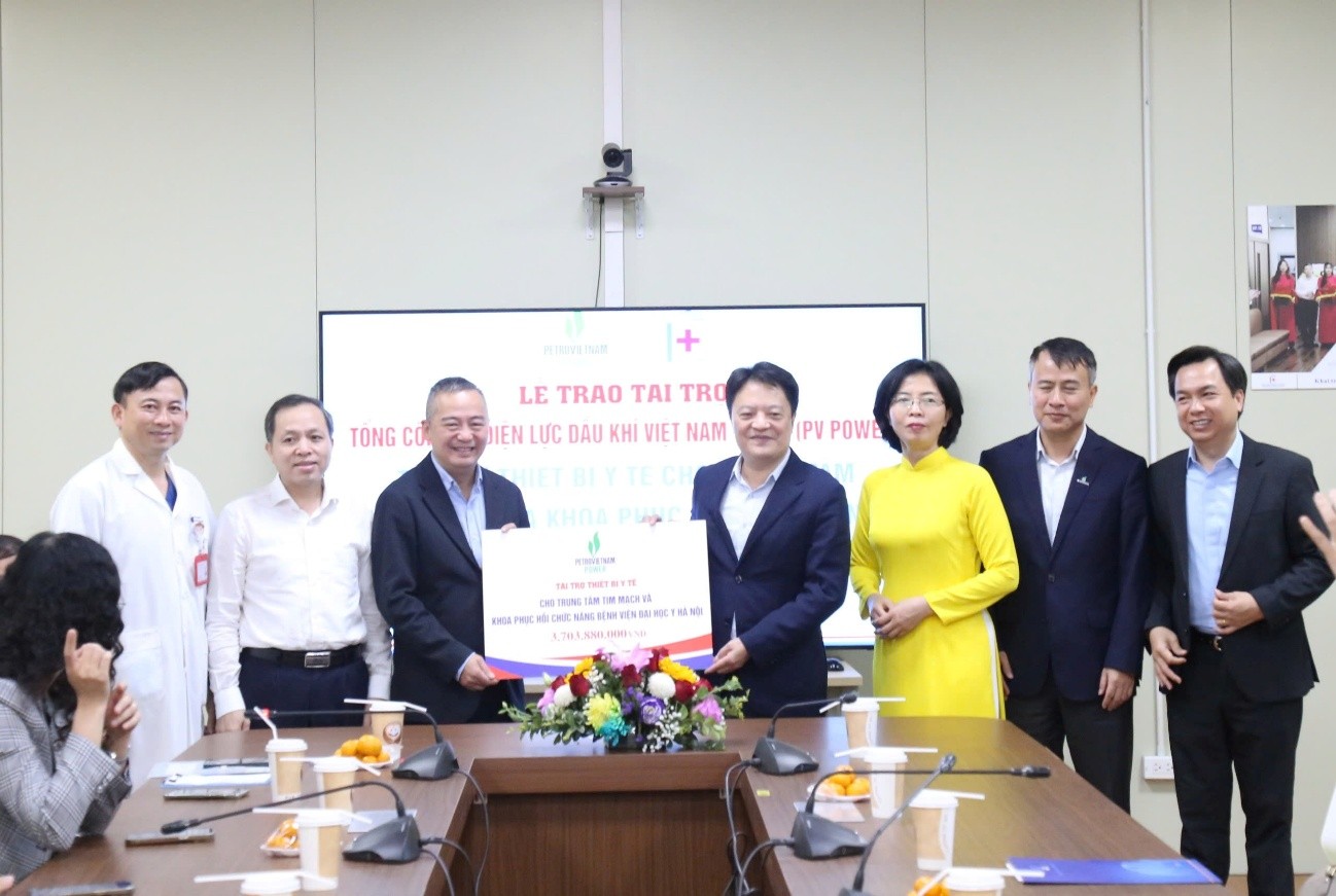 PV POWER TRAO TẶNG TRANG THIẾT BỊ Y TẾ CHO  BỆNH VIỆN ĐẠI HỌC Y HÀ NỘI
