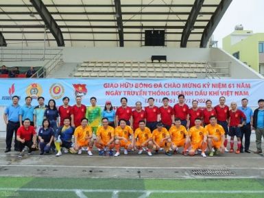 Lãnh đạo Tập đoàn và các đơn vị thành viên giao hữu bóng đá nhân kỷ niệm Ngày truyền thống ngành Dầu khí Việt Nam