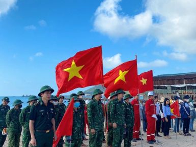 Công ty Điện lực Dầu khí Hà Tĩnh thực hiện chương trình “Làm sạch biển”