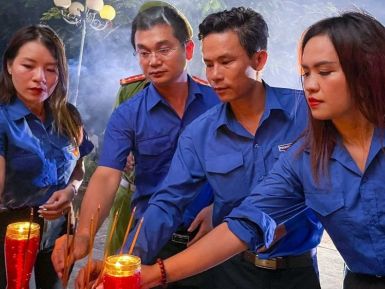 Tuổi trẻ BSR và PV Power kết hợp thực hiện thắp nến tri ân các anh hùng liệt sĩ tại huyện Bình Sơn, Quảng Ngãi