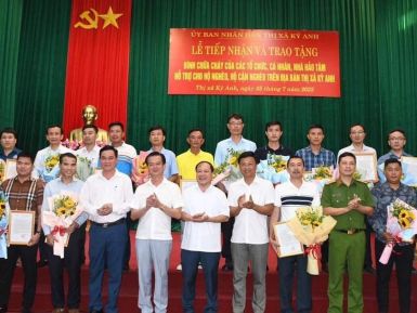 PV Power Hà Tĩnh tặng bình chữa cháy cho các gia đình khó khăn