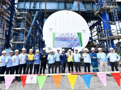 Đưa máy phát điện và turbine khí Nhà máy điện Nhơn Trạch 3 vào bệ móng