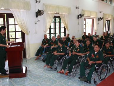 Thăm và tặng quà nhân ngày 27/7 tại Trung tâm Điều dưỡng thương binh, Duy Tiên, Hà Nam.