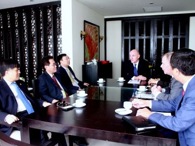 Tổng Giám đốc Tập đoàn Dầu khí Việt Nam Nguyễn Vũ Trường Sơn làm việc với Exxon Mobil