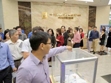 Hướng về miền Trung yêu thương: Cán bộ người lao động Petrovietnam dành gần 5 tỷ đồng ủng hộ đồng bào vùng lũ