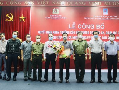 Công ty Điện lực Dầu khí Hà Tĩnh đón nhận bằng khen của Bộ Công an