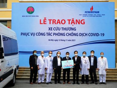 Petrovietnam trao tặng xe cứu thương cho Bệnh viện Phổi Trung ương
