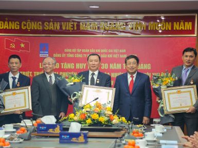 PV Power trao Huy hiệu 30 năm tuổi Đảng cho các đảng viên