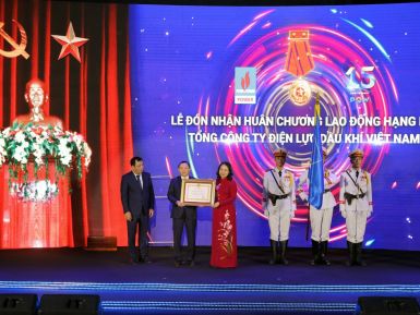 VTV - Phó Chủ tịch nước Võ Thị Ánh Xuân trao Huân chương Lao động hạng Nhì cho PV Power