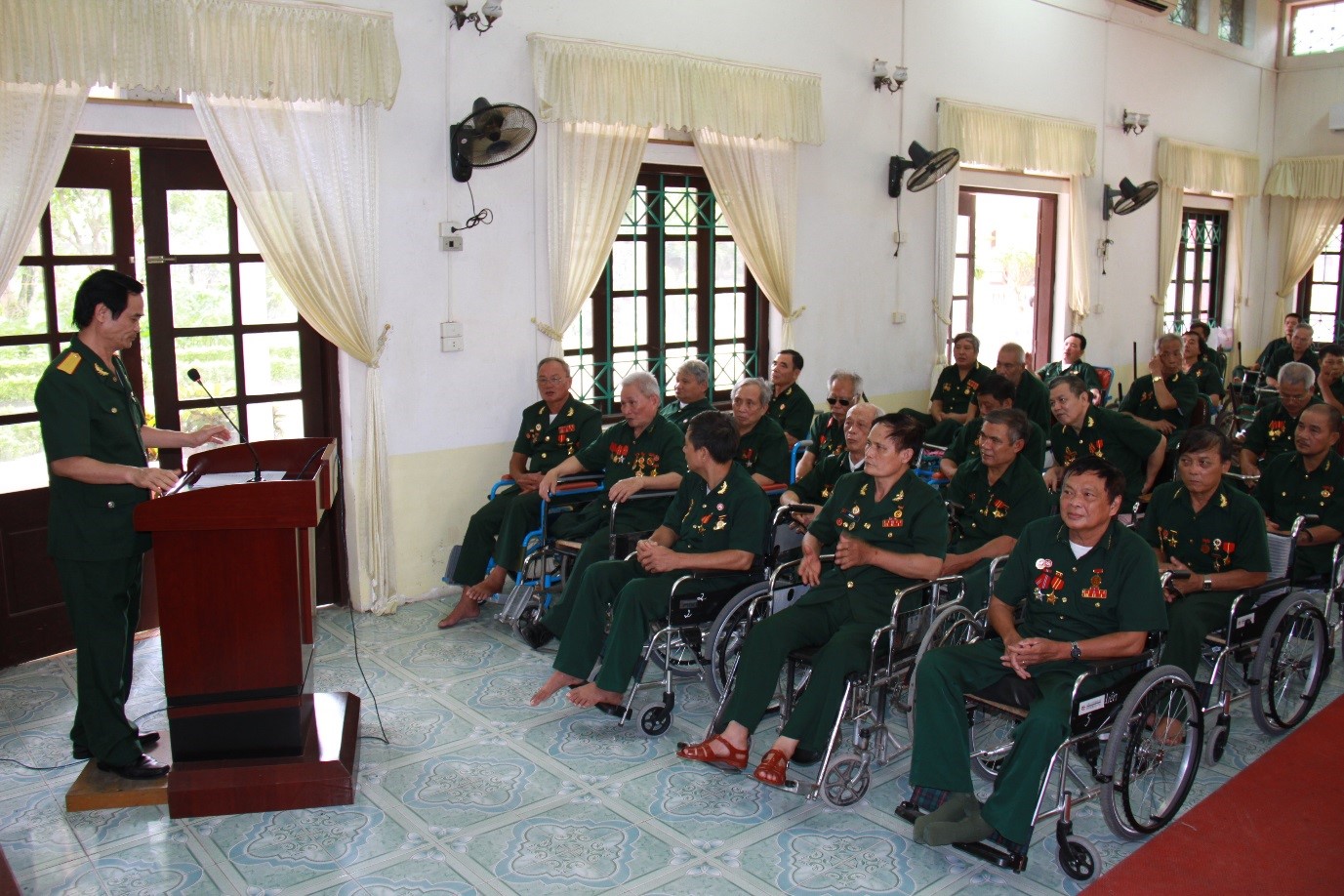 Thăm và tặng quà nhân ngày 27/7 tại Trung tâm Điều dưỡng thương binh, Duy Tiên, Hà Nam.