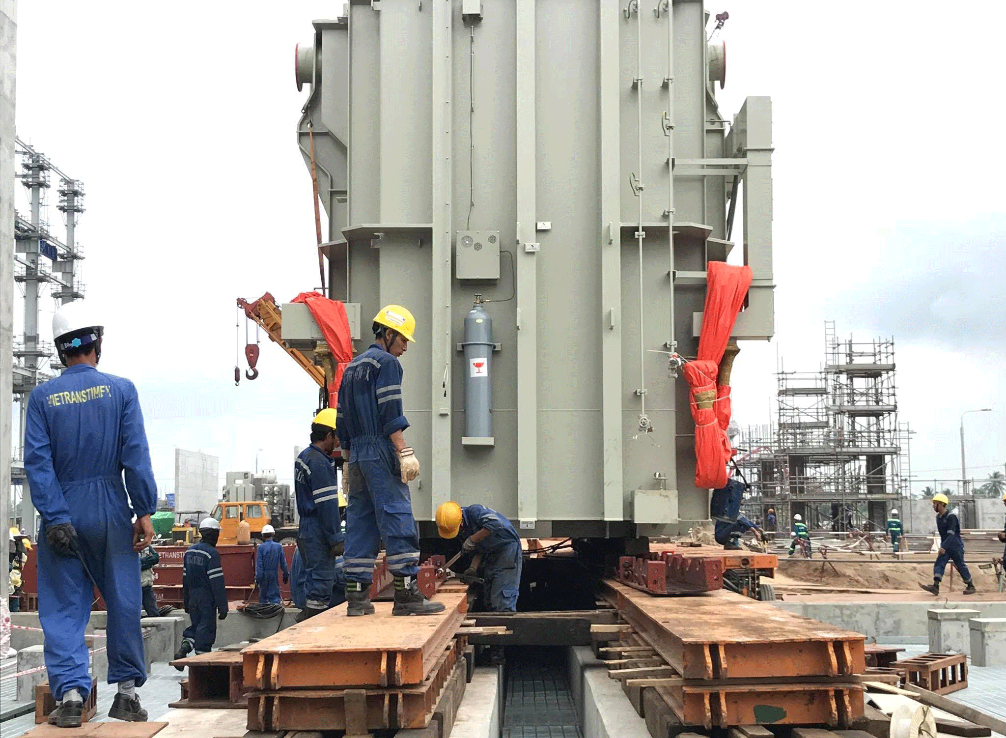 Lắp đặt Máy biến áp chính Tổ máy số 2 Dự án Nhà máy Nhiệt điện Sông Hậu 1
