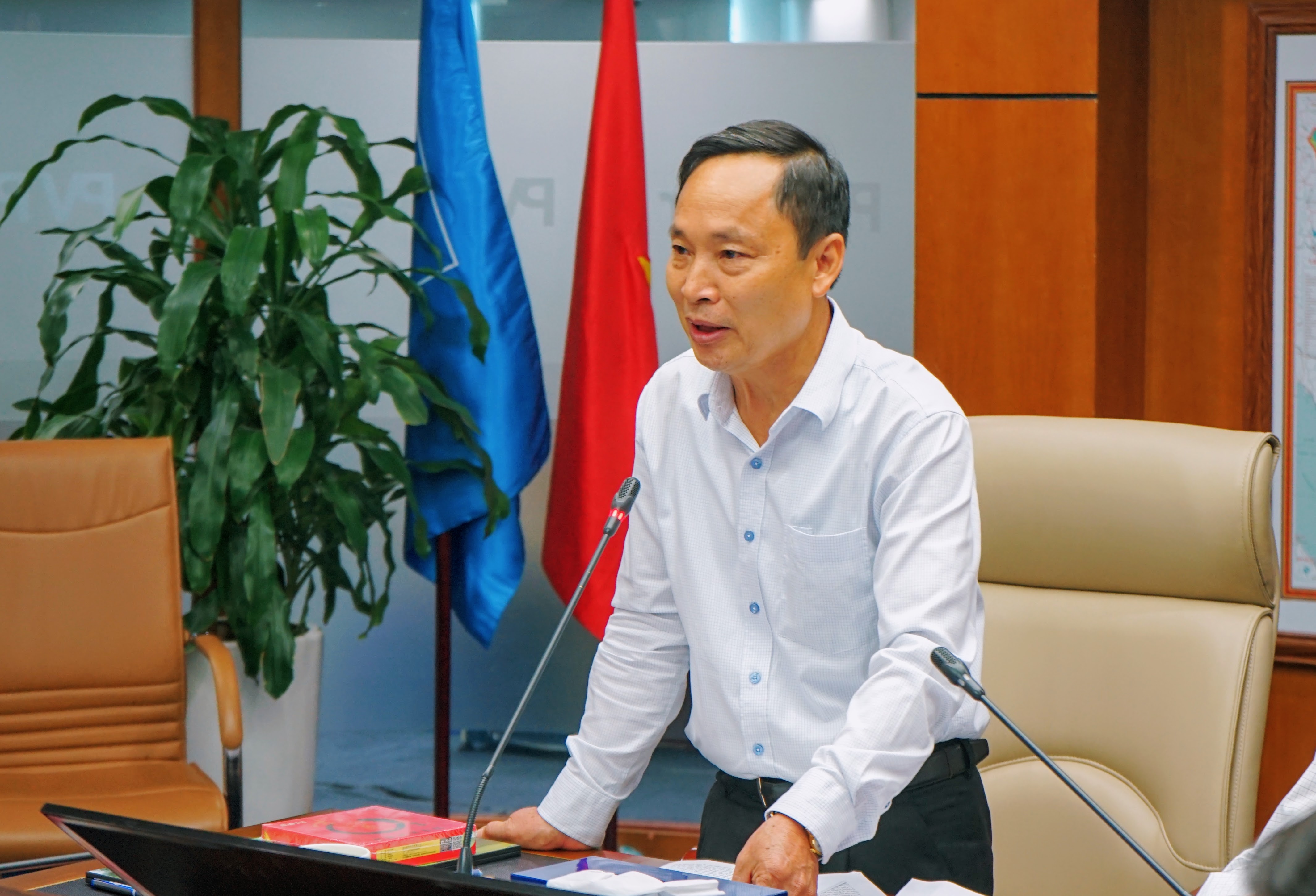  Đồng chí Nguyễn Duy Hinh – Chủ tịch Công đoàn Tổng Công ty chủ trì hội nghị.