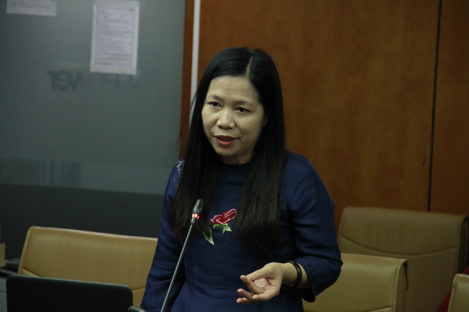  Giảng viên Đặng Thị Minh Hảo giới thiệu chuyên đề Công tác cán bộ tại cơ sở Đảng.