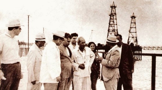  Bác Hồ thăm khu công nghiệp dầu khí năm 1959