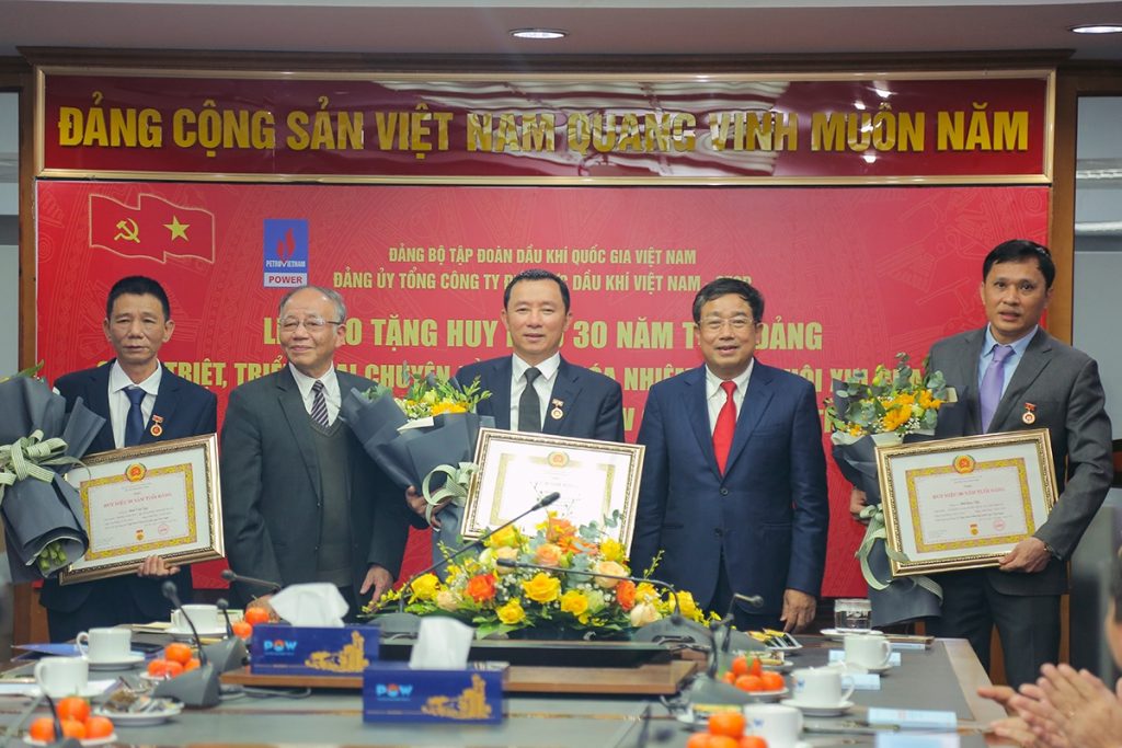  GS. TS Hoàng Chí Bảo và đồng chí Phạm Xuân Cảnh trao tặng Huy hiệu 30 năm tuổi Đảng cho các đồng chí đảng viên