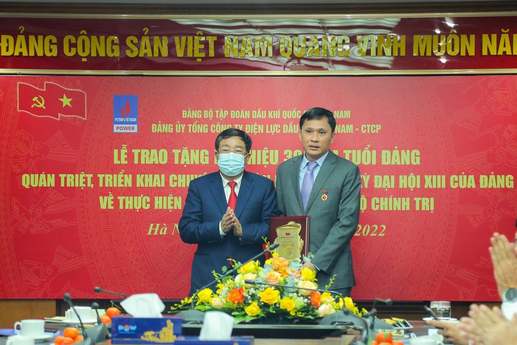 Đồng chí Phạm Xuân Cảnh trao tặng biểu trưng khen thưởng cho tập thể có thành tích xuất sắc trong thực hiện Chỉ thị số 05-CT/TW giai đoạn 2016-2021