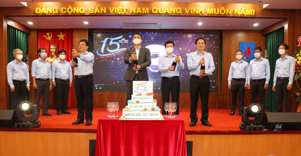  Ông Vũ Chí Cường - Thành viên HĐQT TCT cùng Lãnh đạo PV Power chúc mừng Lễ Kỷ niệm