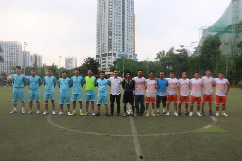  Bí thư Đoàn Thanh niên PV Power Ngô Thế Linh cùng các cầu thủ 2 miền Nam- Bắc trước giờ bóng lăn