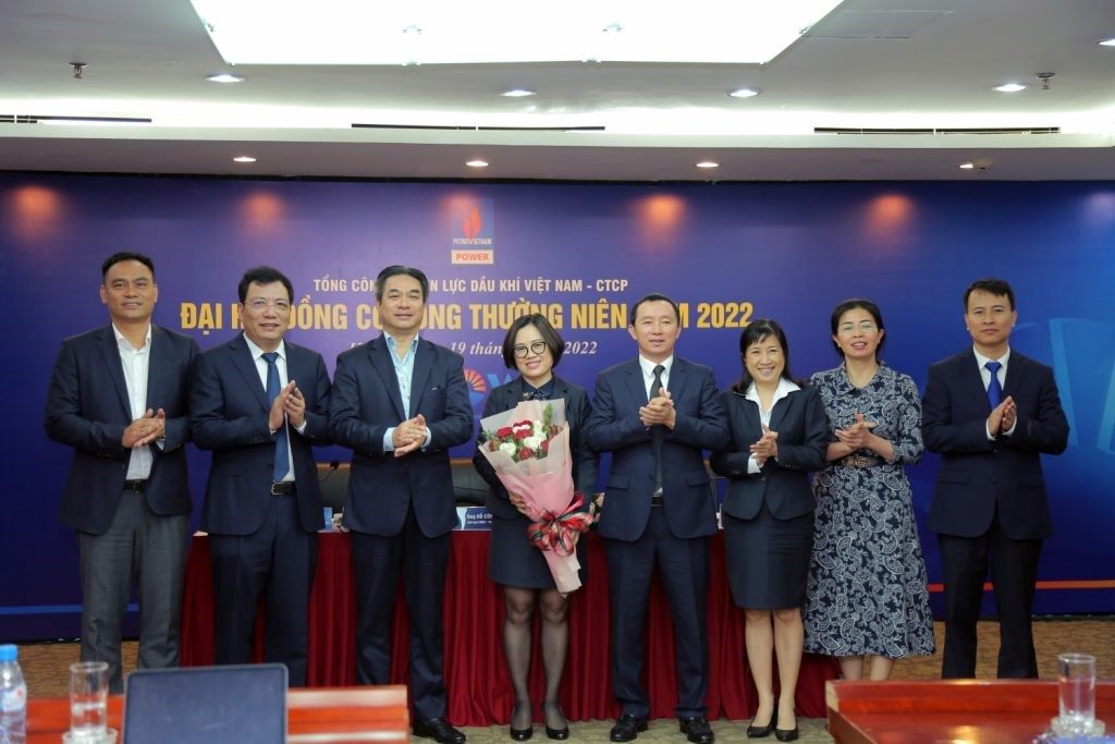 Leaders of Petrovietnam and PV Power's Board of Directors congratulate Ms. Nguyen Thi Ngoc Bich
