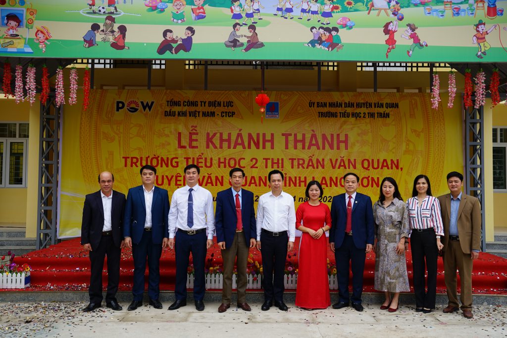  Đại diện PV Power cùng đại diện UBND huyện Văn Quan và Trường Tiểu học 2 Thị trấn