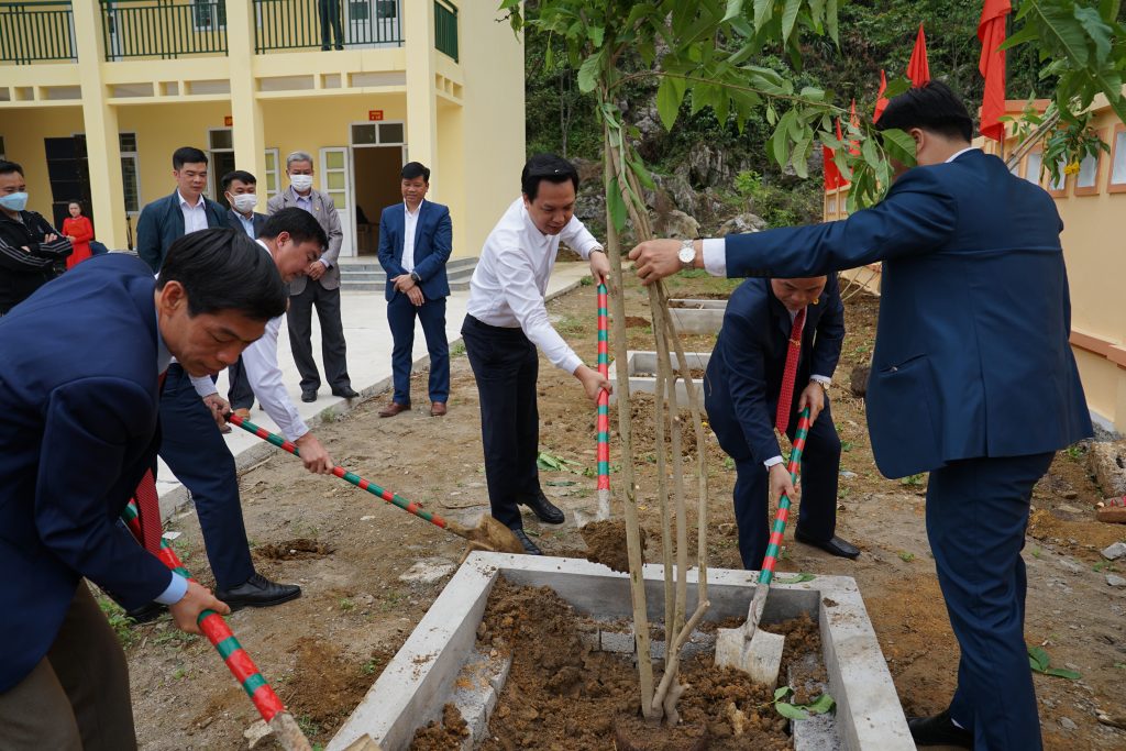  Hoạt động trồng cây lưu niệm tại trường