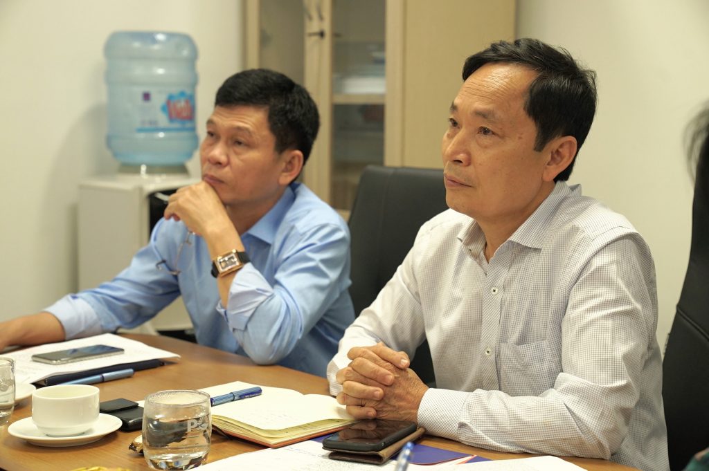  Đồng chí Nguyễn Duy Hinh lắng nghe báo cáo sáng kiến của các đơn vị