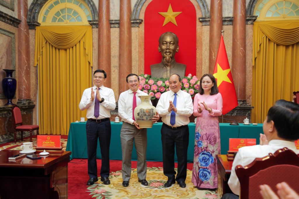 Lãnh đạo Tập đoàn, Công đoàn Dầu khí Việt Nam đón nhận quà tặng của Chủ tịch nước