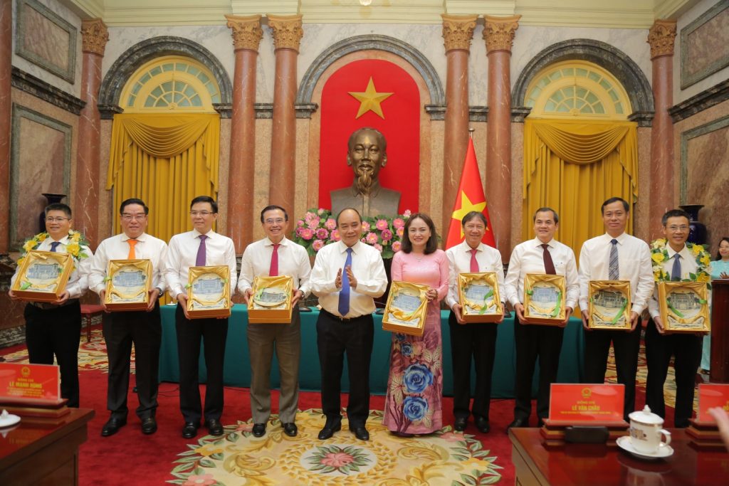  Chủ tịch nước Nguyễn Xuân Phúc tặng quà các lãnh đạo, cán bộ công đoàn tiêu biểu