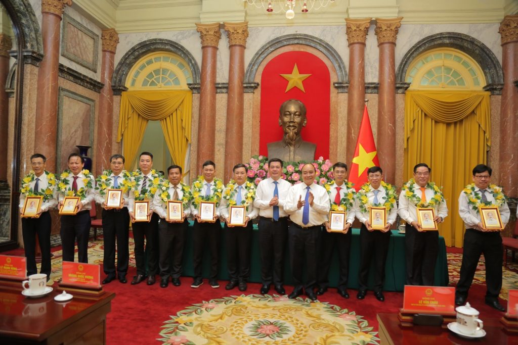  Chủ tịch nước Nguyễn Xuân Phúc tặng chân dung Chủ tịch Hồ Chí Minh cho đại biểu cán bộ, công nhân lao động ngành Dầu khí