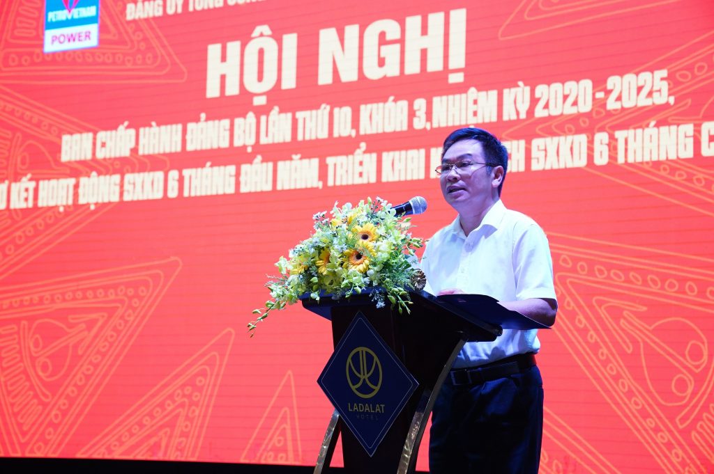  Đồng chí Đinh Mạnh Dần báo cáo tại Hội nghị