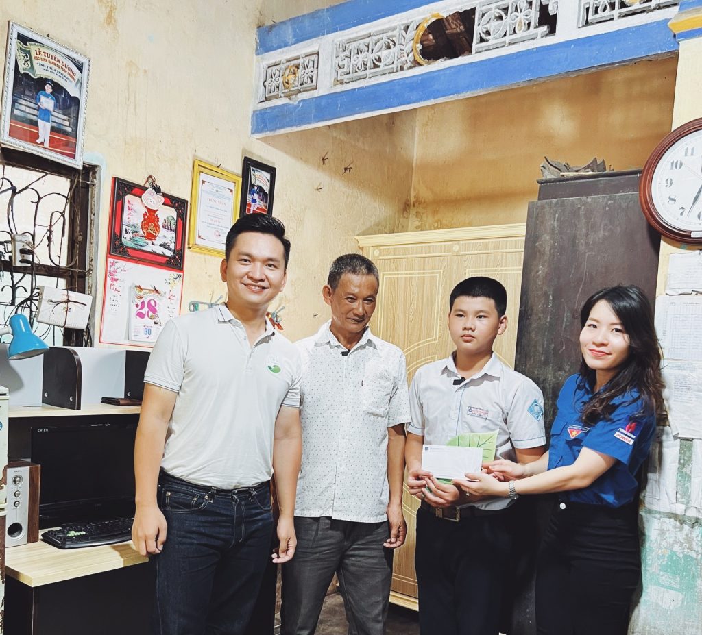  Đại diện Đoàn Thanh niên PV Power trao quà cho em Nguyễn Hoàng Thiên Long