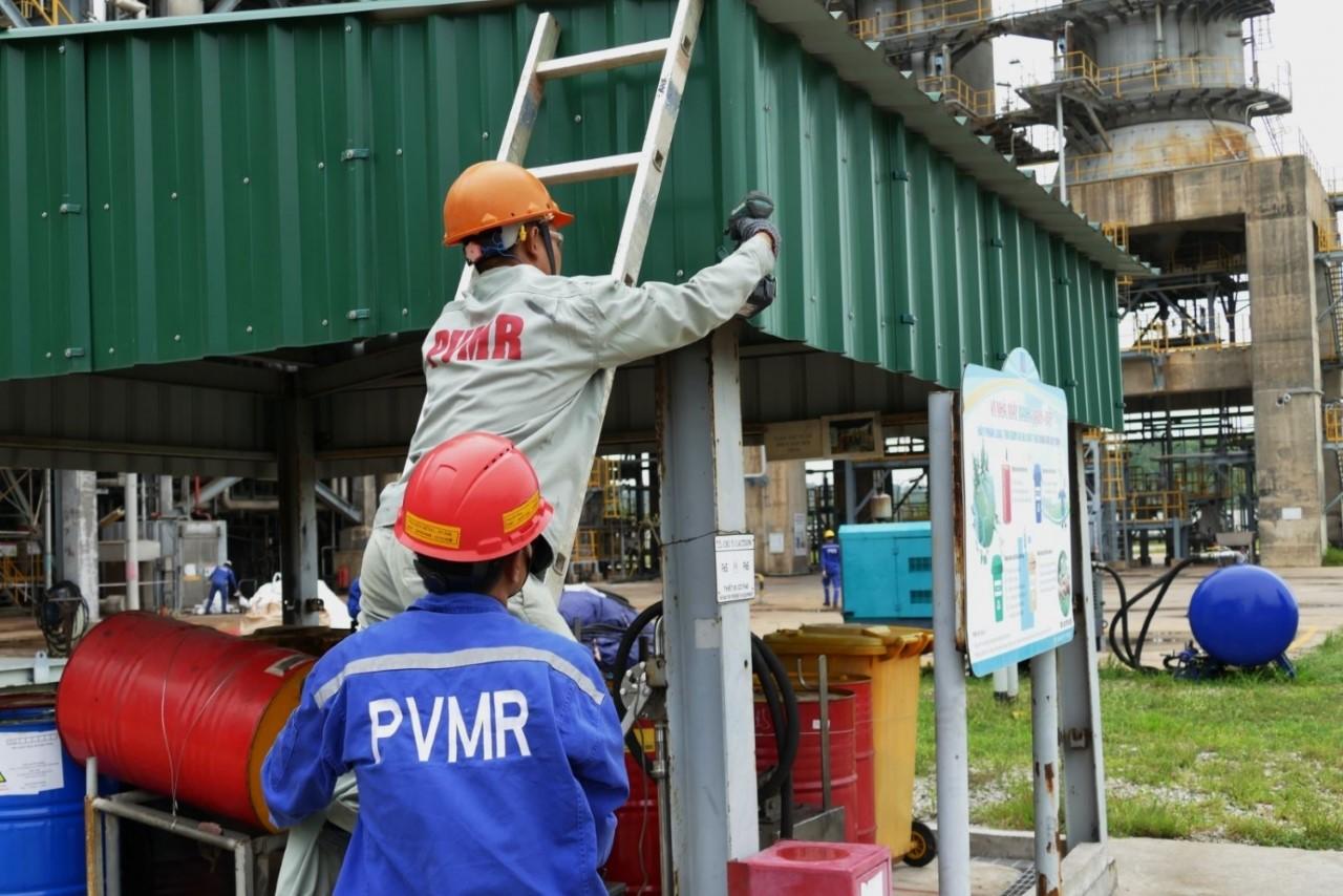 </a> Nhà thầu PVMR gia cố lại các mái che trong Nhà máy lọc dầu Dung Quất.